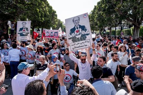 13 mai 2017 : Une marche de plusieurs milliers de manifestants en protestation contre le projet de loi sur la réconciliation économique et financière a été organisée samedi après-midi à l’avenue Habib Bourguiba dans la capitale, dans le cadre de la campagne ” Maniche Msemah ” (Je ne pardonnerai pas). Plusieurs participants du Front populaire, du Courant démocratique, du Parti républicain, de la Ligue tunisienne des droits de l’Homme et de l’Association des femmes démocrates étaient présents à cette marche.Les participants à cette manifestation ont réclamé le retrait définitif de ce projet de loi de l’Assemblée des représentants du peuple (ARP) pour garantir le bon déroulement du processus de réconciliation engagé par les différents mécanismes de la justice transitionnelle.