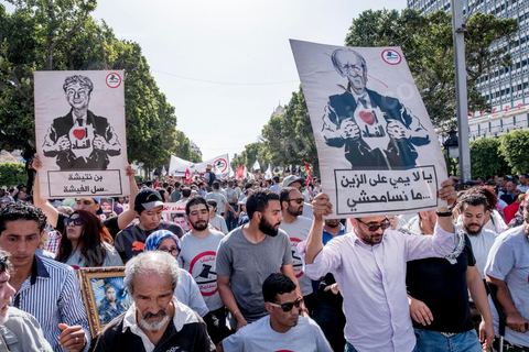 13 mai 2017 : Une marche de plusieurs milliers de manifestants en protestation contre le projet de loi sur la réconciliation économique et financière a été organisée samedi après-midi à l’avenue Habib Bourguiba dans la capitale, dans le cadre de la campagne ” Maniche Msemah ” (Je ne pardonnerai pas). Plusieurs participants du Front populaire, du Courant démocratique, du Parti républicain, de la Ligue tunisienne des droits de l’Homme et de l’Association des femmes démocrates étaient présents à cette marche.Les participants à cette manifestation ont réclamé le retrait définitif de ce projet de loi de l’Assemblée des représentants du peuple (ARP) pour garantir le bon déroulement du processus de réconciliation engagé par les différents mécanismes de la justice transitionnelle.