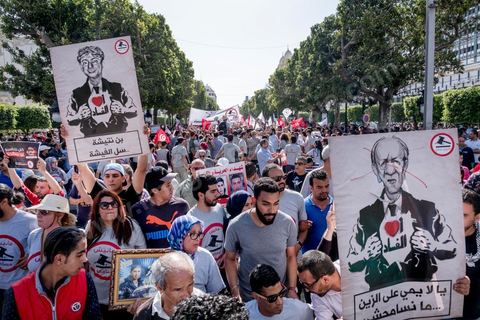 13 mai 2017 : Une marche de plusieurs milliers de manifestants en protestation contre le projet de loi sur la réconciliation économique et financière a été organisée samedi après-midi à l’avenue Habib Bourguiba dans la capitale, dans le cadre de la campagne ” Maniche Msemah ” (Je ne pardonnerai pas). Plusieurs participants du Front populaire, du Courant démocratique, du Parti républicain, de la Ligue tunisienne des droits de l’Homme et de l’Association des femmes démocrates étaient présents à cette marche.Les participants à cette manifestation ont réclamé le retrait définitif de ce projet de loi de l’Assemblée des représentants du peuple (ARP) pour garantir le bon déroulement du processus de réconciliation engagé par les différents mécanismes de la justice transitionnelle.