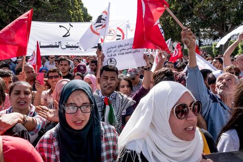 13 mai 2017 : Une marche de plusieurs milliers de manifestants en protestation contre le projet de loi sur la réconciliation économique et financière a été organisée samedi après-midi à l’avenue Habib Bourguiba dans la capitale, dans le cadre de la campagne ” Maniche Msemah ” (Je ne pardonnerai pas). Plusieurs participants du Front populaire, du Courant démocratique, du Parti républicain, de la Ligue tunisienne des droits de l’Homme et de l’Association des femmes démocrates étaient présents à cette marche.Les participants à cette manifestation ont réclamé le retrait définitif de ce projet de loi de l’Assemblée des représentants du peuple (ARP) pour garantir le bon déroulement du processus de réconciliation engagé par les différents mécanismes de la justice transitionnelle.