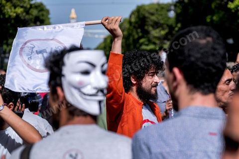 13 mai 2017 : Une marche de plusieurs milliers de manifestants en protestation contre le projet de loi sur la réconciliation économique et financière a été organisée samedi après-midi à l’avenue Habib Bourguiba dans la capitale, dans le cadre de la campagne ” Maniche Msemah ” (Je ne pardonnerai pas). Plusieurs participants du Front populaire, du Courant démocratique, du Parti républicain, de la Ligue tunisienne des droits de l’Homme et de l’Association des femmes démocrates étaient présents à cette marche.Les participants à cette manifestation ont réclamé le retrait définitif de ce projet de loi de l’Assemblée des représentants du peuple (ARP) pour garantir le bon déroulement du processus de réconciliation engagé par les différents mécanismes de la justice transitionnelle.