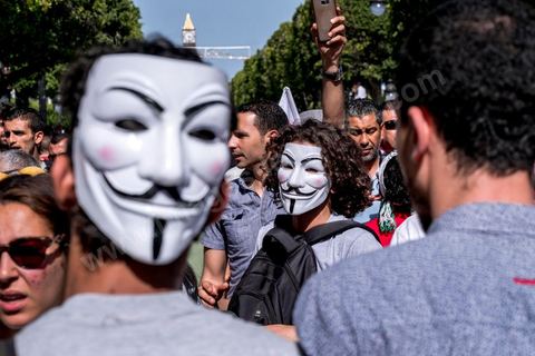 13 mai 2017 : Une marche de plusieurs milliers de manifestants en protestation contre le projet de loi sur la réconciliation économique et financière a été organisée samedi après-midi à l’avenue Habib Bourguiba dans la capitale, dans le cadre de la campagne ” Maniche Msemah ” (Je ne pardonnerai pas). Plusieurs participants du Front populaire, du Courant démocratique, du Parti républicain, de la Ligue tunisienne des droits de l’Homme et de l’Association des femmes démocrates étaient présents à cette marche.Les participants à cette manifestation ont réclamé le retrait définitif de ce projet de loi de l’Assemblée des représentants du peuple (ARP) pour garantir le bon déroulement du processus de réconciliation engagé par les différents mécanismes de la justice transitionnelle.