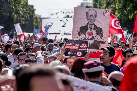 13 mai 2017 : Une marche de plusieurs milliers de manifestants en protestation contre le projet de loi sur la réconciliation économique et financière a été organisée samedi après-midi à l’avenue Habib Bourguiba dans la capitale, dans le cadre de la campagne ” Maniche Msemah ” (Je ne pardonnerai pas). Plusieurs participants du Front populaire, du Courant démocratique, du Parti républicain, de la Ligue tunisienne des droits de l’Homme et de l’Association des femmes démocrates étaient présents à cette marche.Les participants à cette manifestation ont réclamé le retrait définitif de ce projet de loi de l’Assemblée des représentants du peuple (ARP) pour garantir le bon déroulement du processus de réconciliation engagé par les différents mécanismes de la justice transitionnelle.