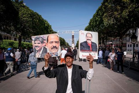 13 mai 2017 : Une marche de plusieurs milliers de manifestants en protestation contre le projet de loi sur la réconciliation économique et financière a été organisée samedi après-midi à l’avenue Habib Bourguiba dans la capitale, dans le cadre de la campagne ” Maniche Msemah ” (Je ne pardonnerai pas). Plusieurs participants du Front populaire, du Courant démocratique, du Parti républicain, de la Ligue tunisienne des droits de l’Homme et de l’Association des femmes démocrates étaient présents à cette marche.Les participants à cette manifestation ont réclamé le retrait définitif de ce projet de loi de l’Assemblée des représentants du peuple (ARP) pour garantir le bon déroulement du processus de réconciliation engagé par les différents mécanismes de la justice transitionnelle.
