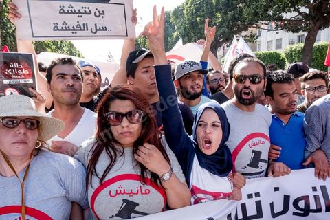 13 mai 2017 : Une marche de plusieurs milliers de manifestants en protestation contre le projet de loi sur la réconciliation économique et financière a été organisée samedi après-midi à l’avenue Habib Bourguiba dans la capitale, dans le cadre de la campagne ” Maniche Msemah ” (Je ne pardonnerai pas). Plusieurs participants du Front populaire, du Courant démocratique, du Parti républicain, de la Ligue tunisienne des droits de l’Homme et de l’Association des femmes démocrates étaient présents à cette marche.Les participants à cette manifestation ont réclamé le retrait définitif de ce projet de loi de l’Assemblée des représentants du peuple (ARP) pour garantir le bon déroulement du processus de réconciliation engagé par les différents mécanismes de la justice transitionnelle.