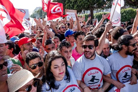13 mai 2017 : Une marche de plusieurs milliers de manifestants en protestation contre le projet de loi sur la réconciliation économique et financière a été organisée samedi après-midi à l’avenue Habib Bourguiba dans la capitale, dans le cadre de la campagne ” Maniche Msemah ” (Je ne pardonnerai pas). Plusieurs participants du Front populaire, du Courant démocratique, du Parti républicain, de la Ligue tunisienne des droits de l’Homme et de l’Association des femmes démocrates étaient présents à cette marche.Les participants à cette manifestation ont réclamé le retrait définitif de ce projet de loi de l’Assemblée des représentants du peuple (ARP) pour garantir le bon déroulement du processus de réconciliation engagé par les différents mécanismes de la justice transitionnelle.