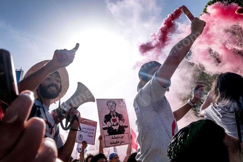 13 mai 2017 : Une marche de plusieurs milliers de manifestants en protestation contre le projet de loi sur la réconciliation économique et financière a été organisée samedi après-midi à l’avenue Habib Bourguiba dans la capitale, dans le cadre de la campagne ” Maniche Msemah ” (Je ne pardonnerai pas). Plusieurs participants du Front populaire, du Courant démocratique, du Parti républicain, de la Ligue tunisienne des droits de l’Homme et de l’Association des femmes démocrates étaient présents à cette marche.Les participants à cette manifestation ont réclamé le retrait définitif de ce projet de loi de l’Assemblée des représentants du peuple (ARP) pour garantir le bon déroulement du processus de réconciliation engagé par les différents mécanismes de la justice transitionnelle.