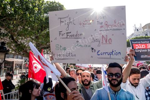 13 mai 2017 : Une marche de plusieurs milliers de manifestants en protestation contre le projet de loi sur la réconciliation économique et financière a été organisée samedi après-midi à l’avenue Habib Bourguiba dans la capitale, dans le cadre de la campagne ” Maniche Msemah ” (Je ne pardonnerai pas). Plusieurs participants du Front populaire, du Courant démocratique, du Parti républicain, de la Ligue tunisienne des droits de l’Homme et de l’Association des femmes démocrates étaient présents à cette marche.Les participants à cette manifestation ont réclamé le retrait définitif de ce projet de loi de l’Assemblée des représentants du peuple (ARP) pour garantir le bon déroulement du processus de réconciliation engagé par les différents mécanismes de la justice transitionnelle.