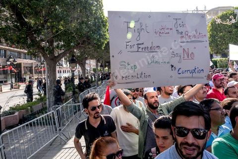 13 mai 2017 : Une marche de plusieurs milliers de manifestants en protestation contre le projet de loi sur la réconciliation économique et financière a été organisée samedi après-midi à l’avenue Habib Bourguiba dans la capitale, dans le cadre de la campagne ” Maniche Msemah ” (Je ne pardonnerai pas). Plusieurs participants du Front populaire, du Courant démocratique, du Parti républicain, de la Ligue tunisienne des droits de l’Homme et de l’Association des femmes démocrates étaient présents à cette marche.Les participants à cette manifestation ont réclamé le retrait définitif de ce projet de loi de l’Assemblée des représentants du peuple (ARP) pour garantir le bon déroulement du processus de réconciliation engagé par les différents mécanismes de la justice transitionnelle.
