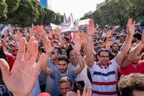 13 mai 2017 : Une marche de plusieurs milliers de manifestants en protestation contre le projet de loi sur la réconciliation économique et financière a été organisée samedi après-midi à l’avenue Habib Bourguiba dans la capitale, dans le cadre de la campagne ” Maniche Msemah ” (Je ne pardonnerai pas). Plusieurs participants du Front populaire, du Courant démocratique, du Parti républicain, de la Ligue tunisienne des droits de l’Homme et de l’Association des femmes démocrates étaient présents à cette marche.Les participants à cette manifestation ont réclamé le retrait définitif de ce projet de loi de l’Assemblée des représentants du peuple (ARP) pour garantir le bon déroulement du processus de réconciliation engagé par les différents mécanismes de la justice transitionnelle.