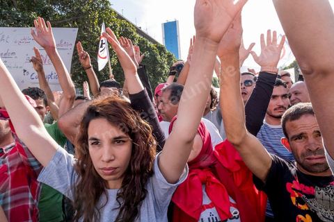 13 mai 2017 : Une marche de plusieurs milliers de manifestants en protestation contre le projet de loi sur la réconciliation économique et financière a été organisée samedi après-midi à l’avenue Habib Bourguiba dans la capitale, dans le cadre de la campagne ” Maniche Msemah ” (Je ne pardonnerai pas). Plusieurs participants du Front populaire, du Courant démocratique, du Parti républicain, de la Ligue tunisienne des droits de l’Homme et de l’Association des femmes démocrates étaient présents à cette marche.Les participants à cette manifestation ont réclamé le retrait définitif de ce projet de loi de l’Assemblée des représentants du peuple (ARP) pour garantir le bon déroulement du processus de réconciliation engagé par les différents mécanismes de la justice transitionnelle.