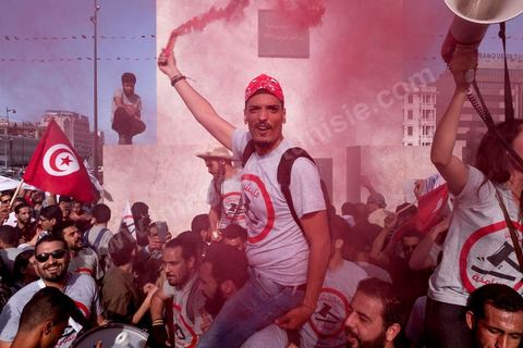 13 mai 2017 : Une marche de plusieurs milliers de manifestants en protestation contre le projet de loi sur la réconciliation économique et financière a été organisée samedi après-midi à l’avenue Habib Bourguiba dans la capitale, dans le cadre de la campagne ” Maniche Msemah ” (Je ne pardonnerai pas). Plusieurs participants du Front populaire, du Courant démocratique, du Parti républicain, de la Ligue tunisienne des droits de l’Homme et de l’Association des femmes démocrates étaient présents à cette marche.Les participants à cette manifestation ont réclamé le retrait définitif de ce projet de loi de l’Assemblée des représentants du peuple (ARP) pour garantir le bon déroulement du processus de réconciliation engagé par les différents mécanismes de la justice transitionnelle.