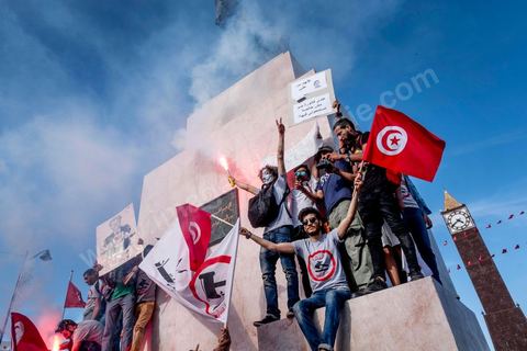 13 mai 2017 : Une marche de plusieurs milliers de manifestants en protestation contre le projet de loi sur la réconciliation économique et financière a été organisée samedi après-midi à l’avenue Habib Bourguiba dans la capitale, dans le cadre de la campagne ” Maniche Msemah ” (Je ne pardonnerai pas). Plusieurs participants du Front populaire, du Courant démocratique, du Parti républicain, de la Ligue tunisienne des droits de l’Homme et de l’Association des femmes démocrates étaient présents à cette marche.Les participants à cette manifestation ont réclamé le retrait définitif de ce projet de loi de l’Assemblée des représentants du peuple (ARP) pour garantir le bon déroulement du processus de réconciliation engagé par les différents mécanismes de la justice transitionnelle.