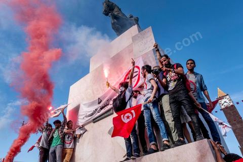 13 mai 2017 : Une marche de plusieurs milliers de manifestants en protestation contre le projet de loi sur la réconciliation économique et financière a été organisée samedi après-midi à l’avenue Habib Bourguiba dans la capitale, dans le cadre de la campagne ” Maniche Msemah ” (Je ne pardonnerai pas). Plusieurs participants du Front populaire, du Courant démocratique, du Parti républicain, de la Ligue tunisienne des droits de l’Homme et de l’Association des femmes démocrates étaient présents à cette marche.Les participants à cette manifestation ont réclamé le retrait définitif de ce projet de loi de l’Assemblée des représentants du peuple (ARP) pour garantir le bon déroulement du processus de réconciliation engagé par les différents mécanismes de la justice transitionnelle.