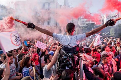 13 mai 2017 : Une marche de plusieurs milliers de manifestants en protestation contre le projet de loi sur la réconciliation économique et financière a été organisée samedi après-midi à l’avenue Habib Bourguiba dans la capitale, dans le cadre de la campagne ” Maniche Msemah ” (Je ne pardonnerai pas). Plusieurs participants du Front populaire, du Courant démocratique, du Parti républicain, de la Ligue tunisienne des droits de l’Homme et de l’Association des femmes démocrates étaient présents à cette marche.Les participants à cette manifestation ont réclamé le retrait définitif de ce projet de loi de l’Assemblée des représentants du peuple (ARP) pour garantir le bon déroulement du processus de réconciliation engagé par les différents mécanismes de la justice transitionnelle.
