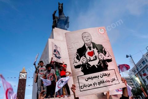13 mai 2017 : Une marche de plusieurs milliers de manifestants en protestation contre le projet de loi sur la réconciliation économique et financière a été organisée samedi après-midi à l’avenue Habib Bourguiba dans la capitale, dans le cadre de la campagne ” Maniche Msemah ” (Je ne pardonnerai pas). Plusieurs participants du Front populaire, du Courant démocratique, du Parti républicain, de la Ligue tunisienne des droits de l’Homme et de l’Association des femmes démocrates étaient présents à cette marche.Les participants à cette manifestation ont réclamé le retrait définitif de ce projet de loi de l’Assemblée des représentants du peuple (ARP) pour garantir le bon déroulement du processus de réconciliation engagé par les différents mécanismes de la justice transitionnelle.