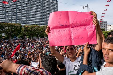 22 mai 2017 : suite aux mouvements sociaux sur les champs pétroliers et gaziers de Tataouine et la mort ce jour même d'un jeune manifestant après avoir été écrasé par un véhicule de la gendarmerie dans le sud de la Tunisie, faisant craindre une escalade dans cette région agitée depuis plusieurs semaines par des protestations sociales. Un appel à manifester a été lancé à Tunis où quelques centaines de manifestants se sont réunis en fin de jouréne sur l'avenue Habib Bourguiba. 