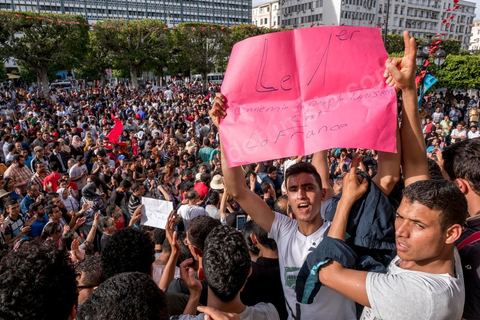 22 mai 2017 : suite aux mouvements sociaux sur les champs pétroliers et gaziers de Tataouine et la mort ce jour même d'un jeune manifestant après avoir été écrasé par un véhicule de la gendarmerie dans le sud de la Tunisie, faisant craindre une escalade dans cette région agitée depuis plusieurs semaines par des protestations sociales. Un appel à manifester a été lancé à Tunis où quelques centaines de manifestants se sont réunis en fin de jouréne sur l'avenue Habib Bourguiba. 