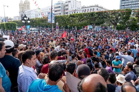 22 mai 2017 : suite aux mouvements sociaux sur les champs pétroliers et gaziers de Tataouine et la mort ce jour même d'un jeune manifestant après avoir été écrasé par un véhicule de la gendarmerie dans le sud de la Tunisie, faisant craindre une escalade dans cette région agitée depuis plusieurs semaines par des protestations sociales. Un appel à manifester a été lancé à Tunis où quelques centaines de manifestants se sont réunis en fin de jouréne sur l'avenue Habib Bourguiba. 