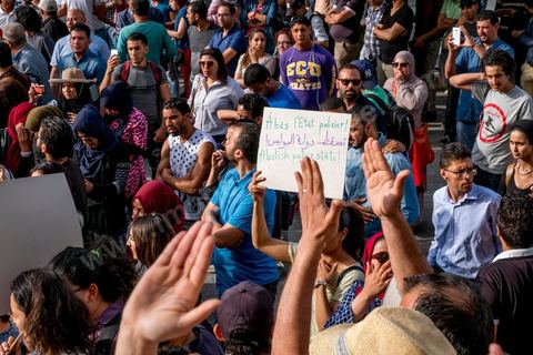 22 mai 2017 : suite aux mouvements sociaux sur les champs pétroliers et gaziers de Tataouine et la mort ce jour même d'un jeune manifestant après avoir été écrasé par un véhicule de la gendarmerie dans le sud de la Tunisie, faisant craindre une escalade dans cette région agitée depuis plusieurs semaines par des protestations sociales. Un appel à manifester a été lancé à Tunis où quelques centaines de manifestants se sont réunis en fin de jouréne sur l'avenue Habib Bourguiba. 