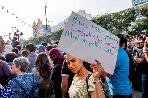 22 mai 2017 : suite aux mouvements sociaux sur les champs pétroliers et gaziers de Tataouine et la mort ce jour même d'un jeune manifestant après avoir été écrasé par un véhicule de la gendarmerie dans le sud de la Tunisie, faisant craindre une escalade dans cette région agitée depuis plusieurs semaines par des protestations sociales. Un appel à manifester a été lancé à Tunis où quelques centaines de manifestants se sont réunis en fin de jouréne sur l'avenue Habib Bourguiba. 