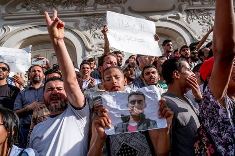 22 mai 2017 : suite aux mouvements sociaux sur les champs pétroliers et gaziers de Tataouine et la mort ce jour même d'un jeune manifestant après avoir été écrasé par un véhicule de la gendarmerie dans le sud de la Tunisie, faisant craindre une escalade dans cette région agitée depuis plusieurs semaines par des protestations sociales. Un appel à manifester a été lancé à Tunis où quelques centaines de manifestants se sont réunis en fin de jouréne sur l'avenue Habib Bourguiba. 