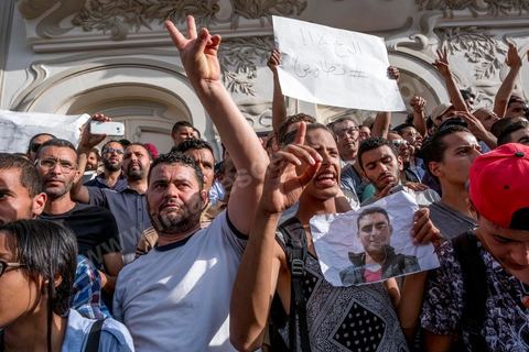 22 mai 2017 : suite aux mouvements sociaux sur les champs pétroliers et gaziers de Tataouine et la mort ce jour même d'un jeune manifestant après avoir été écrasé par un véhicule de la gendarmerie dans le sud de la Tunisie, faisant craindre une escalade dans cette région agitée depuis plusieurs semaines par des protestations sociales. Un appel à manifester a été lancé à Tunis où quelques centaines de manifestants se sont réunis en fin de jouréne sur l'avenue Habib Bourguiba. 