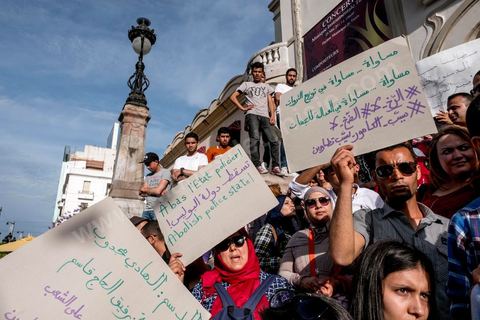 22 mai 2017 : suite aux mouvements sociaux sur les champs pétroliers et gaziers de Tataouine et la mort ce jour même d'un jeune manifestant après avoir été écrasé par un véhicule de la gendarmerie dans le sud de la Tunisie, faisant craindre une escalade dans cette région agitée depuis plusieurs semaines par des protestations sociales. Un appel à manifester a été lancé à Tunis où quelques centaines de manifestants se sont réunis en fin de jouréne sur l'avenue Habib Bourguiba. 