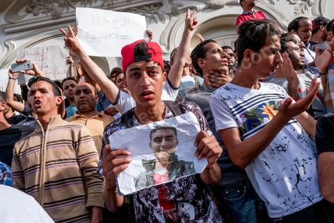 22 mai 2017 : suite aux mouvements sociaux sur les champs pétroliers et gaziers de Tataouine et la mort ce jour même d'un jeune manifestant après avoir été écrasé par un véhicule de la gendarmerie dans le sud de la Tunisie, faisant craindre une escalade dans cette région agitée depuis plusieurs semaines par des protestations sociales. Un appel à manifester a été lancé à Tunis où quelques centaines de manifestants se sont réunis en fin de jouréne sur l'avenue Habib Bourguiba. 