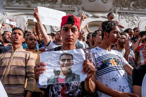 22 mai 2017 : suite aux mouvements sociaux sur les champs pétroliers et gaziers de Tataouine et la mort ce jour même d'un jeune manifestant après avoir été écrasé par un véhicule de la gendarmerie dans le sud de la Tunisie, faisant craindre une escalade dans cette région agitée depuis plusieurs semaines par des protestations sociales. Un appel à manifester a été lancé à Tunis où quelques centaines de manifestants se sont réunis en fin de jouréne sur l'avenue Habib Bourguiba. 
