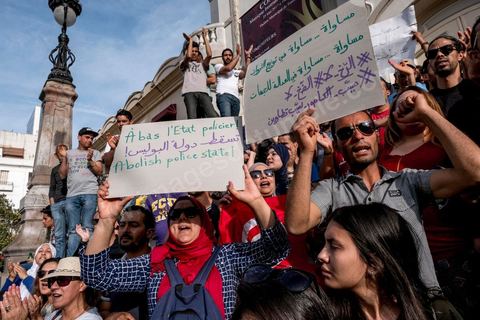 22 mai 2017 : suite aux mouvements sociaux sur les champs pétroliers et gaziers de Tataouine et la mort ce jour même d'un jeune manifestant après avoir été écrasé par un véhicule de la gendarmerie dans le sud de la Tunisie, faisant craindre une escalade dans cette région agitée depuis plusieurs semaines par des protestations sociales. Un appel à manifester a été lancé à Tunis où quelques centaines de manifestants se sont réunis en fin de jouréne sur l'avenue Habib Bourguiba. 
