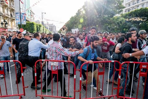 22 mai 2017 : suite aux mouvements sociaux sur les champs pétroliers et gaziers de Tataouine et la mort ce jour même d'un jeune manifestant après avoir été écrasé par un véhicule de la gendarmerie dans le sud de la Tunisie, faisant craindre une escalade dans cette région agitée depuis plusieurs semaines par des protestations sociales. Un appel à manifester a été lancé à Tunis où quelques centaines de manifestants se sont réunis en fin de jouréne sur l'avenue Habib Bourguiba. 