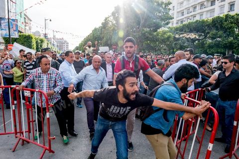 22 mai 2017 : suite aux mouvements sociaux sur les champs pétroliers et gaziers de Tataouine et la mort ce jour même d'un jeune manifestant après avoir été écrasé par un véhicule de la gendarmerie dans le sud de la Tunisie, faisant craindre une escalade dans cette région agitée depuis plusieurs semaines par des protestations sociales. Un appel à manifester a été lancé à Tunis où quelques centaines de manifestants se sont réunis en fin de jouréne sur l'avenue Habib Bourguiba. 