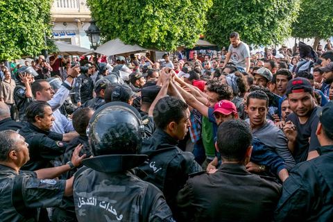 22 mai 2017 : suite aux mouvements sociaux sur les champs pétroliers et gaziers de Tataouine et la mort ce jour même d'un jeune manifestant après avoir été écrasé par un véhicule de la gendarmerie dans le sud de la Tunisie, faisant craindre une escalade dans cette région agitée depuis plusieurs semaines par des protestations sociales. Un appel à manifester a été lancé à Tunis où quelques centaines de manifestants se sont réunis en fin de jouréne sur l'avenue Habib Bourguiba. 