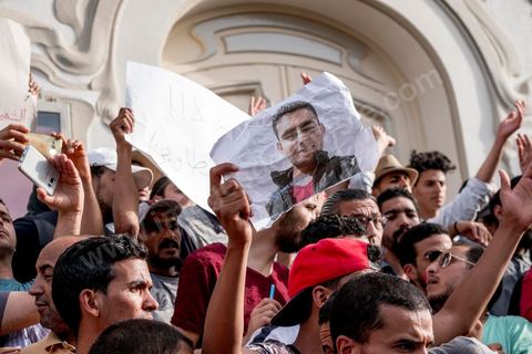 22 mai 2017 : suite aux mouvements sociaux sur les champs pétroliers et gaziers de Tataouine et la mort ce jour même d'un jeune manifestant après avoir été écrasé par un véhicule de la gendarmerie dans le sud de la Tunisie, faisant craindre une escalade dans cette région agitée depuis plusieurs semaines par des protestations sociales. Un appel à manifester a été lancé à Tunis où quelques centaines de manifestants se sont réunis en fin de jouréne sur l'avenue Habib Bourguiba. 