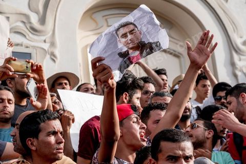 22 mai 2017 : suite aux mouvements sociaux sur les champs pétroliers et gaziers de Tataouine et la mort ce jour même d'un jeune manifestant après avoir été écrasé par un véhicule de la gendarmerie dans le sud de la Tunisie, faisant craindre une escalade dans cette région agitée depuis plusieurs semaines par des protestations sociales. Un appel à manifester a été lancé à Tunis où quelques centaines de manifestants se sont réunis en fin de jouréne sur l'avenue Habib Bourguiba. 