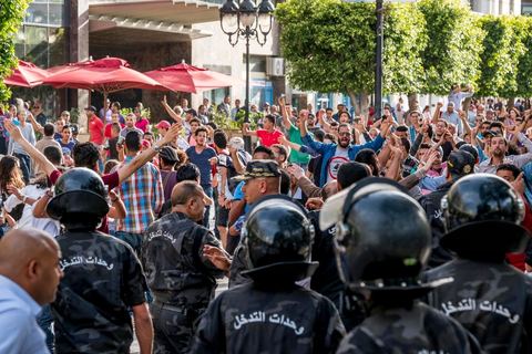 22 mai 2017 : suite aux mouvements sociaux sur les champs pétroliers et gaziers de Tataouine et la mort ce jour même d'un jeune manifestant après avoir été écrasé par un véhicule de la gendarmerie dans le sud de la Tunisie, faisant craindre une escalade dans cette région agitée depuis plusieurs semaines par des protestations sociales. Un appel à manifester a été lancé à Tunis où quelques centaines de manifestants se sont réunis en fin de jouréne sur l'avenue Habib Bourguiba. 