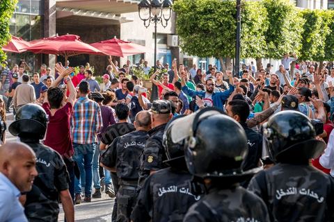 22 mai 2017 : suite aux mouvements sociaux sur les champs pétroliers et gaziers de Tataouine et la mort ce jour même d'un jeune manifestant après avoir été écrasé par un véhicule de la gendarmerie dans le sud de la Tunisie, faisant craindre une escalade dans cette région agitée depuis plusieurs semaines par des protestations sociales. Un appel à manifester a été lancé à Tunis où quelques centaines de manifestants se sont réunis en fin de jouréne sur l'avenue Habib Bourguiba. 