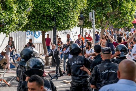 22 mai 2017 : suite aux mouvements sociaux sur les champs pétroliers et gaziers de Tataouine et la mort ce jour même d'un jeune manifestant après avoir été écrasé par un véhicule de la gendarmerie dans le sud de la Tunisie, faisant craindre une escalade dans cette région agitée depuis plusieurs semaines par des protestations sociales. Un appel à manifester a été lancé à Tunis où quelques centaines de manifestants se sont réunis en fin de jouréne sur l'avenue Habib Bourguiba. 