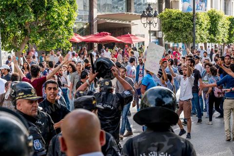 22 mai 2017 : suite aux mouvements sociaux sur les champs pétroliers et gaziers de Tataouine et la mort ce jour même d'un jeune manifestant après avoir été écrasé par un véhicule de la gendarmerie dans le sud de la Tunisie, faisant craindre une escalade dans cette région agitée depuis plusieurs semaines par des protestations sociales. Un appel à manifester a été lancé à Tunis où quelques centaines de manifestants se sont réunis en fin de jouréne sur l'avenue Habib Bourguiba. 