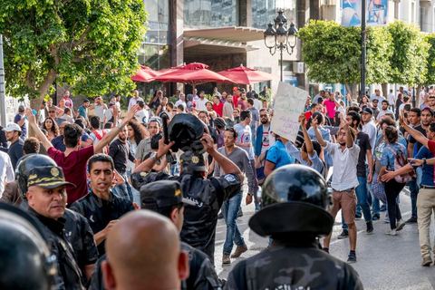 22 mai 2017 : suite aux mouvements sociaux sur les champs pétroliers et gaziers de Tataouine et la mort ce jour même d'un jeune manifestant après avoir été écrasé par un véhicule de la gendarmerie dans le sud de la Tunisie, faisant craindre une escalade dans cette région agitée depuis plusieurs semaines par des protestations sociales. Un appel à manifester a été lancé à Tunis où quelques centaines de manifestants se sont réunis en fin de jouréne sur l'avenue Habib Bourguiba. 