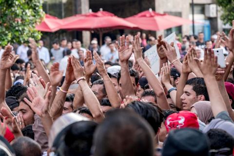 22 mai 2017 : suite aux mouvements sociaux sur les champs pétroliers et gaziers de Tataouine et la mort ce jour même d'un jeune manifestant après avoir été écrasé par un véhicule de la gendarmerie dans le sud de la Tunisie, faisant craindre une escalade dans cette région agitée depuis plusieurs semaines par des protestations sociales. Un appel à manifester a été lancé à Tunis où quelques centaines de manifestants se sont réunis en fin de jouréne sur l'avenue Habib Bourguiba. 