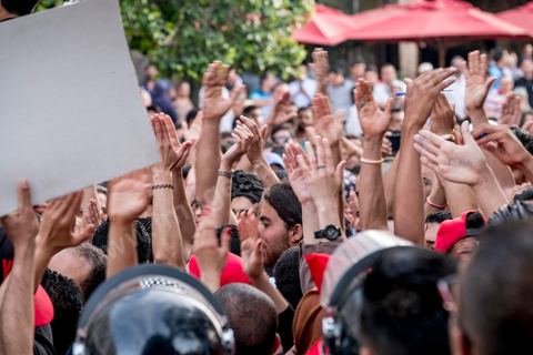 22 mai 2017 : suite aux mouvements sociaux sur les champs pétroliers et gaziers de Tataouine et la mort ce jour même d'un jeune manifestant après avoir été écrasé par un véhicule de la gendarmerie dans le sud de la Tunisie, faisant craindre une escalade dans cette région agitée depuis plusieurs semaines par des protestations sociales. Un appel à manifester a été lancé à Tunis où quelques centaines de manifestants se sont réunis en fin de jouréne sur l'avenue Habib Bourguiba. 