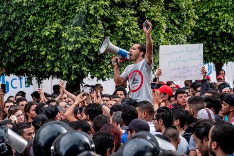 22 mai 2017 : suite aux mouvements sociaux sur les champs pétroliers et gaziers de Tataouine et la mort ce jour même d'un jeune manifestant après avoir été écrasé par un véhicule de la gendarmerie dans le sud de la Tunisie, faisant craindre une escalade dans cette région agitée depuis plusieurs semaines par des protestations sociales. Un appel à manifester a été lancé à Tunis où quelques centaines de manifestants se sont réunis en fin de jouréne sur l'avenue Habib Bourguiba. 