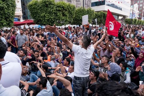 22 mai 2017 : suite aux mouvements sociaux sur les champs pétroliers et gaziers de Tataouine et la mort ce jour même d'un jeune manifestant après avoir été écrasé par un véhicule de la gendarmerie dans le sud de la Tunisie, faisant craindre une escalade dans cette région agitée depuis plusieurs semaines par des protestations sociales. Un appel à manifester a été lancé à Tunis où quelques centaines de manifestants se sont réunis en fin de jouréne sur l'avenue Habib Bourguiba. 