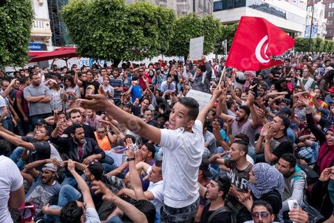 22 mai 2017 : suite aux mouvements sociaux sur les champs pétroliers et gaziers de Tataouine et la mort ce jour même d'un jeune manifestant après avoir été écrasé par un véhicule de la gendarmerie dans le sud de la Tunisie, faisant craindre une escalade dans cette région agitée depuis plusieurs semaines par des protestations sociales. Un appel à manifester a été lancé à Tunis où quelques centaines de manifestants se sont réunis en fin de jouréne sur l'avenue Habib Bourguiba. 