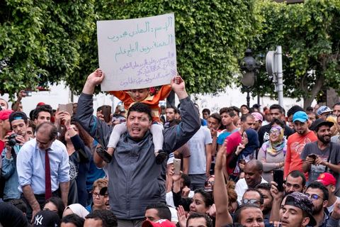 22 mai 2017 : suite aux mouvements sociaux sur les champs pétroliers et gaziers de Tataouine et la mort ce jour même d'un jeune manifestant après avoir été écrasé par un véhicule de la gendarmerie dans le sud de la Tunisie, faisant craindre une escalade dans cette région agitée depuis plusieurs semaines par des protestations sociales. Un appel à manifester a été lancé à Tunis où quelques centaines de manifestants se sont réunis en fin de jouréne sur l'avenue Habib Bourguiba. 