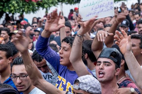 22 mai 2017 : suite aux mouvements sociaux sur les champs pétroliers et gaziers de Tataouine et la mort ce jour même d'un jeune manifestant après avoir été écrasé par un véhicule de la gendarmerie dans le sud de la Tunisie, faisant craindre une escalade dans cette région agitée depuis plusieurs semaines par des protestations sociales. Un appel à manifester a été lancé à Tunis où quelques centaines de manifestants se sont réunis en fin de jouréne sur l'avenue Habib Bourguiba. 