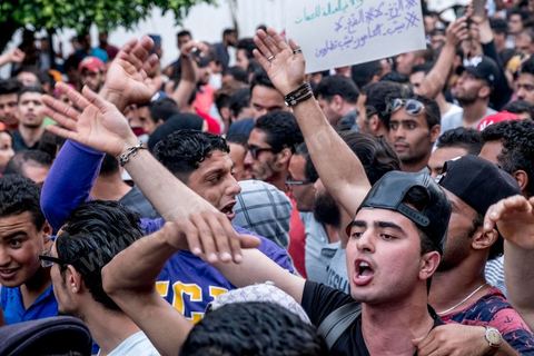 22 mai 2017 : suite aux mouvements sociaux sur les champs pétroliers et gaziers de Tataouine et la mort ce jour même d'un jeune manifestant après avoir été écrasé par un véhicule de la gendarmerie dans le sud de la Tunisie, faisant craindre une escalade dans cette région agitée depuis plusieurs semaines par des protestations sociales. Un appel à manifester a été lancé à Tunis où quelques centaines de manifestants se sont réunis en fin de jouréne sur l'avenue Habib Bourguiba. 