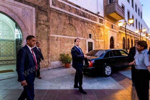 May 24, 2017: Outside the Prime Minister’s Office, Prime Minister Youssef Chahed made his first statement to the press following the first 24 hours since the launch of an ambitious anti-corruption program in Tunisia. The wave of arrests of prominent figures marks the beginning of an ambitious anti-corruption program initiated and promised by the head of government during his inauguration nine months ago. During this brief statement, Youssef Chahed declared: “It’s either corruption or the state; it’s either corruption or Tunisia. Together, we will stand up for Tunisia,” concluding with, “Like all Tunisians, I have chosen Tunisia, and I tell them that the government is fulfilling its responsibilities to fight corruption.” 
